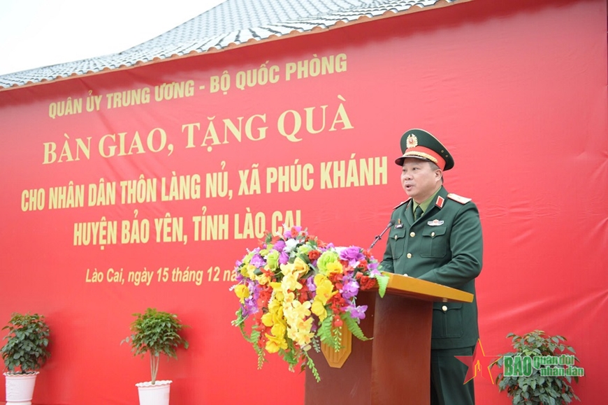 Thiếu tướng Nguyễn Hữu Ngọc, Tư lệnh Binh đoàn 12 báo cáo kết quả triển khai xây dựng thôn Làng Nủ. 