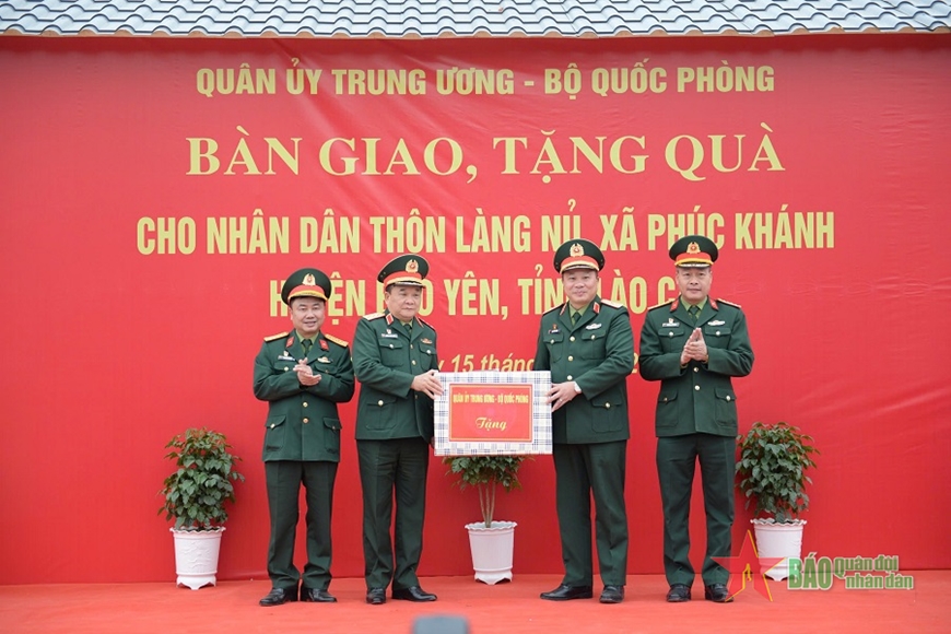Thượng tướng Hoàng Xuân Chiến trao quà của Quân ủy Trung ương, Bộ Quốc phòng tặng Binh đoàn 12. 