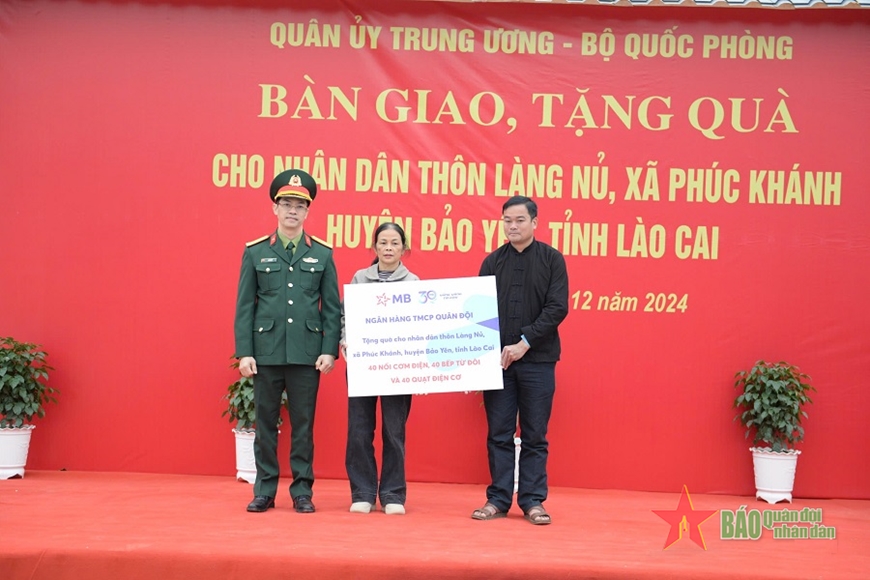 Lãnh đạo Ngân hàng Thương mại Cổ phần Quân đội (MB) trao quà tặng người dân thôn Làng Nủ.