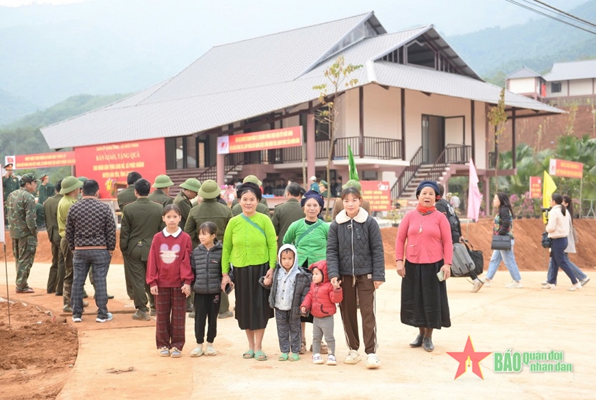 Người dân tại khu tái định cư thôn Làng Nủ. 