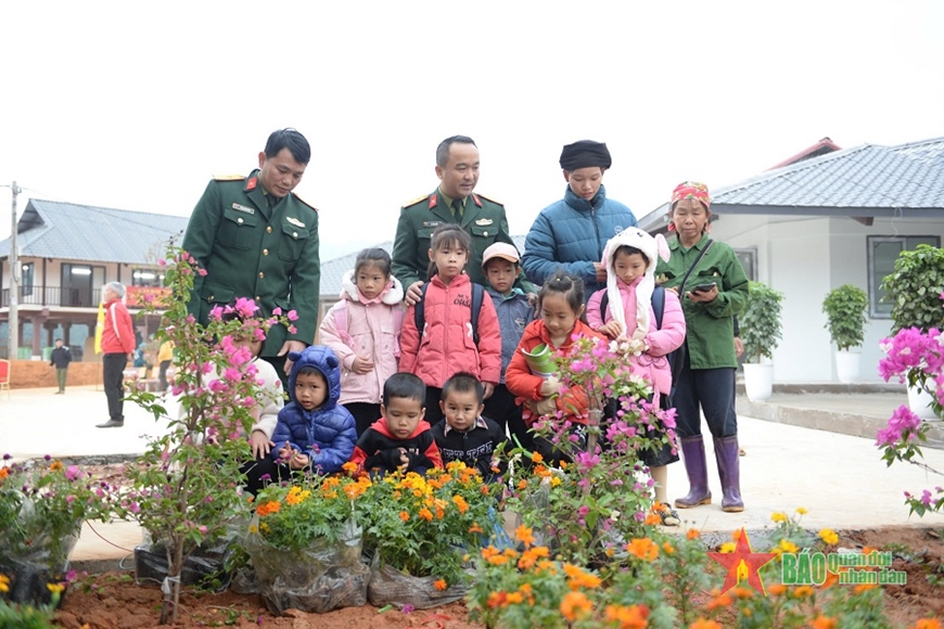 Bộ đội, người dân và trẻ em thôn Làng Nủ. 