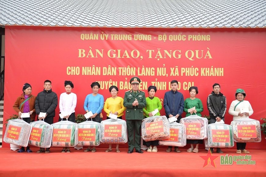 Lãnh đạo Quân khu 2 trao quà tặng người dân thôn Làng Nủ. 