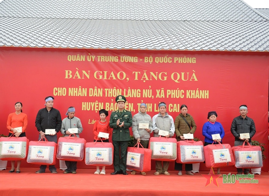 Lãnh đạo Bộ đội Biên phòng trao quà tặng người dân thôn Làng Nủ. 
