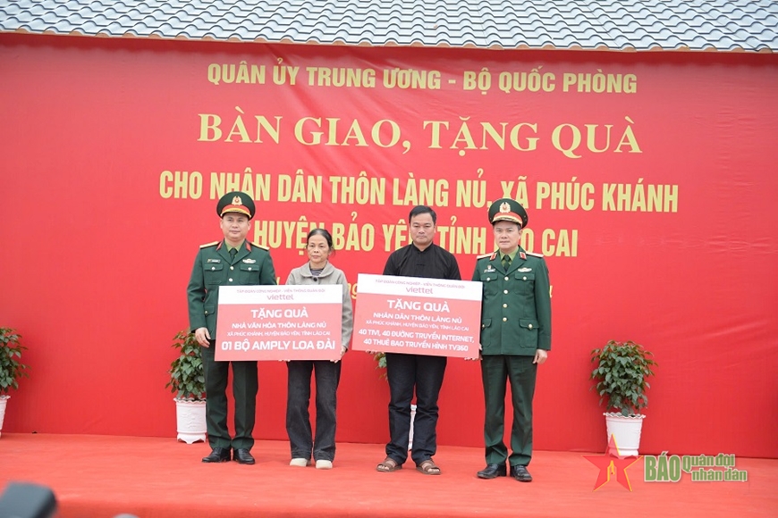 Lãnh đạo Tập đoàn Công nghiệp - Viễn thông Quân đội (Viettel) trao quà tặng nhân dân thôn Làng Nủ. 