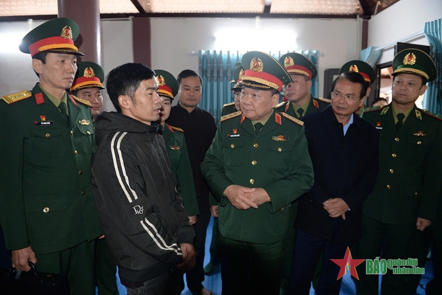 Thượng tướng Hoàng Xuân Chiến thăm, động viên nhân dân thôn Làng Nủ.