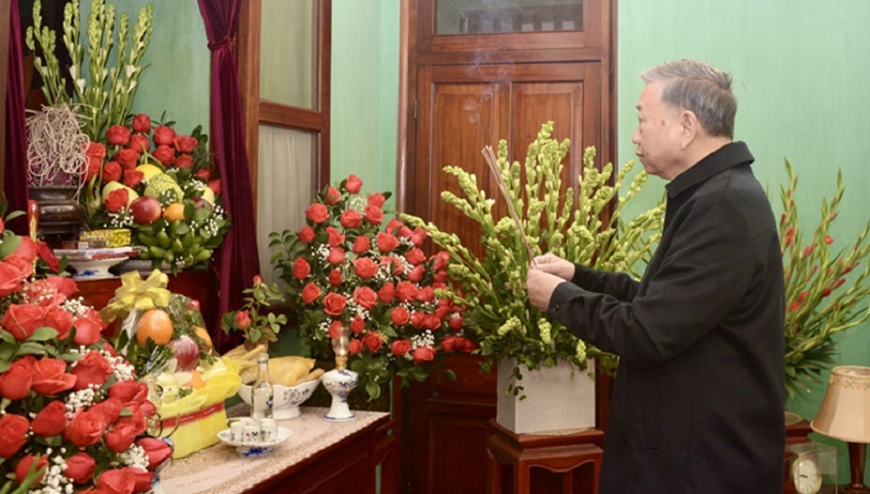 Tổng Bí thư Tô Lâm dâng hương tưởng niệm Chủ tịch Hồ Chí Minh tại nhà 67