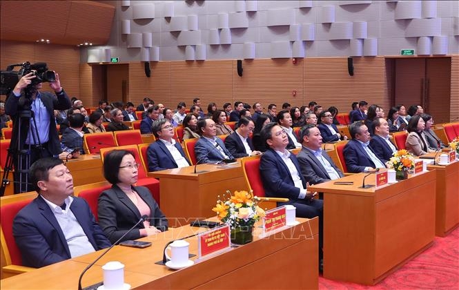Hà Nội tạm dừng tiếp nhận công chức từ các nơi khác về làm việc