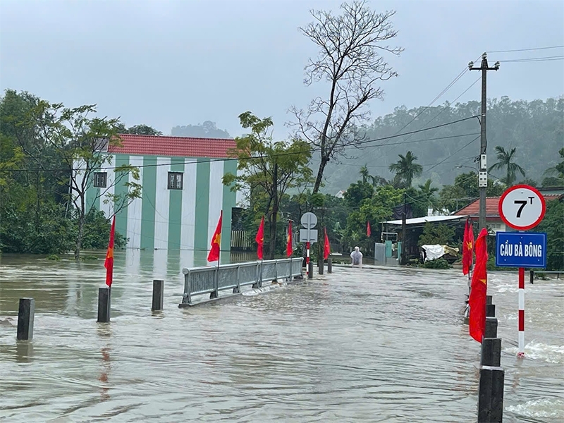 Nước lũ dâng cao, xảy ra nhiều vụ tai nạn tại Quảng Nam