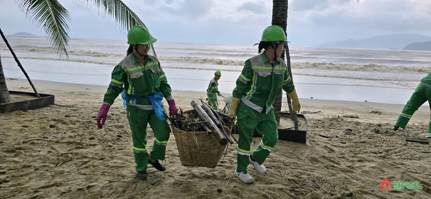 Công nhân xuyên đêm dọn rác trên bờ biển Nha Trang