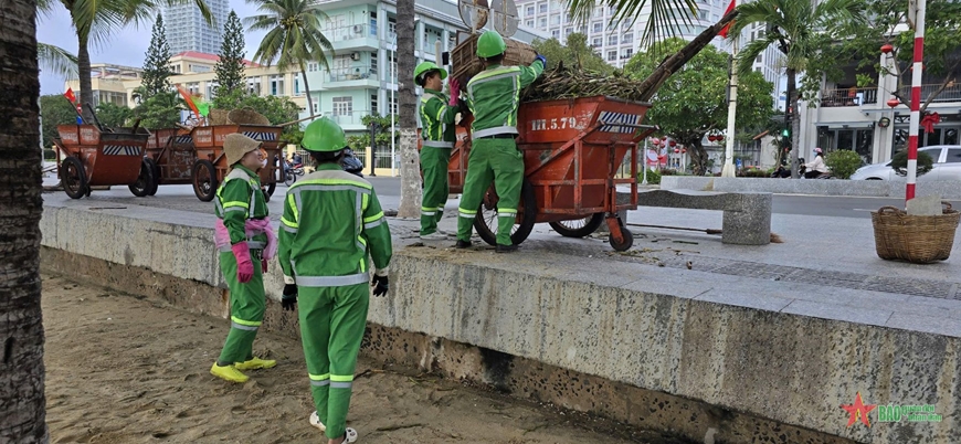 Công nhân xuyên đêm dọn rác trên bờ biển Nha Trang