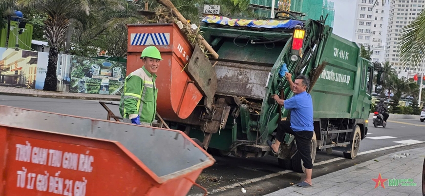Công nhân xuyên đêm dọn rác trên bờ biển Nha Trang