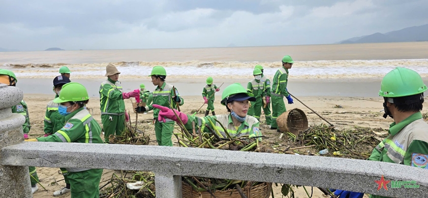 Công nhân xuyên đêm dọn rác trên bờ biển Nha Trang