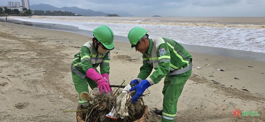 Công nhân xuyên đêm dọn rác trên bờ biển Nha Trang