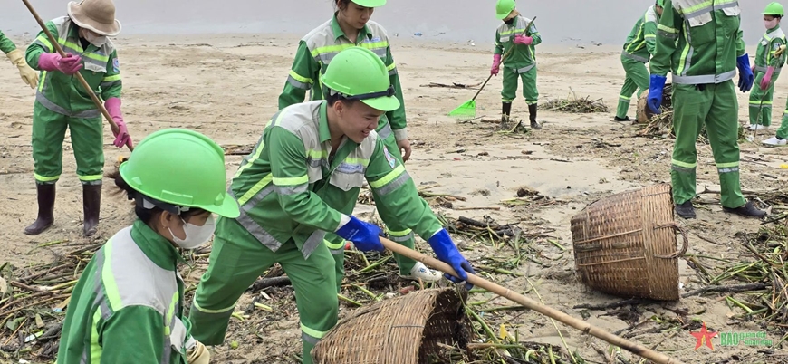 Công nhân xuyên đêm dọn rác trên bờ biển Nha Trang