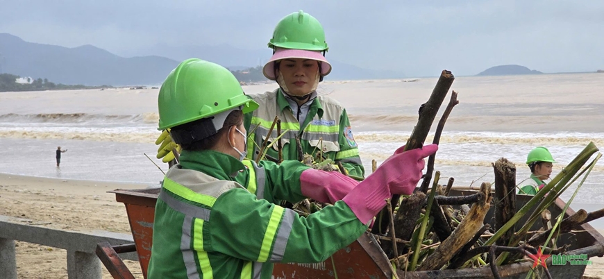 Công nhân xuyên đêm dọn rác trên bờ biển Nha Trang