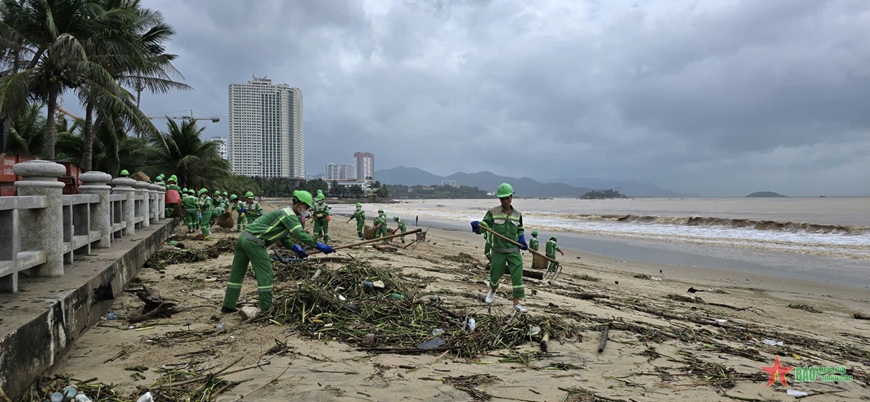 Công nhân xuyên đêm dọn rác trên bờ biển Nha Trang