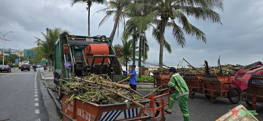 Công nhân xuyên đêm dọn rác trên bờ biển Nha Trang