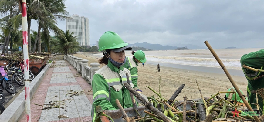 Công nhân xuyên đêm dọn rác trên bờ biển Nha Trang
