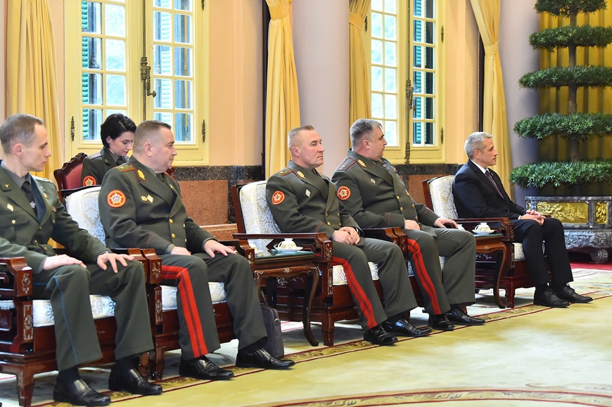 Chủ tịch nước Lương Cường tiếp Bộ trưởng Quốc phòng Belarus Khrenin Viktor Gennadievich