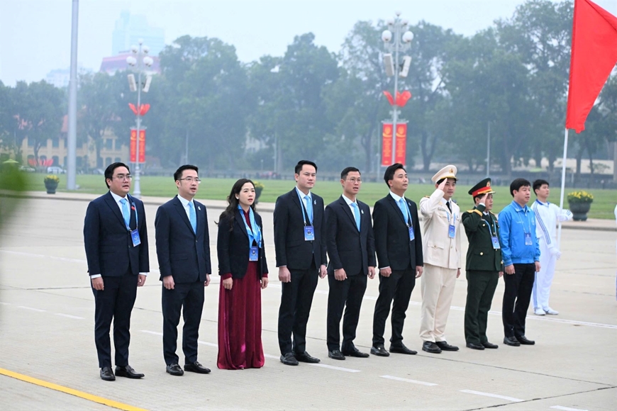 Đại biểu Đại hội toàn quốc Hội Liên hiệp Thanh niên Việt Nam lần thứ IX vào Lăng viếng Bác