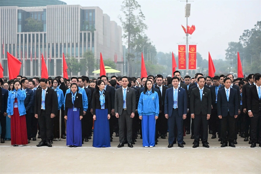 Đại biểu Đại hội toàn quốc Hội Liên hiệp Thanh niên Việt Nam lần thứ IX vào Lăng viếng Bác