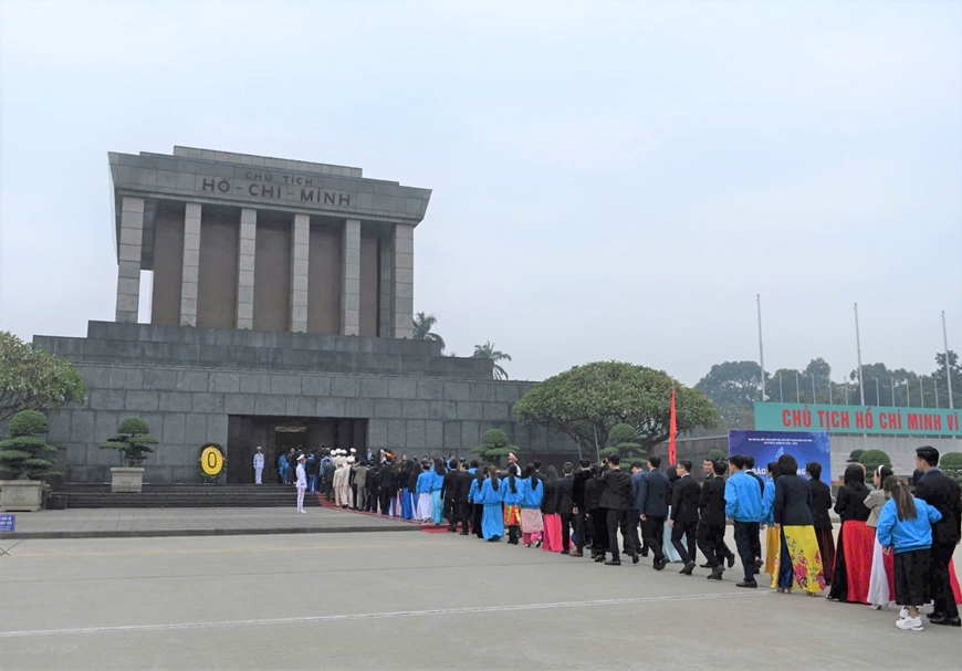 Đại biểu Đại hội toàn quốc Hội Liên hiệp Thanh niên Việt Nam lần thứ IX vào Lăng viếng Bác