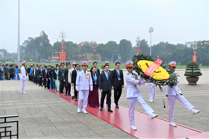 Đại biểu Đại hội toàn quốc Hội Liên hiệp Thanh niên Việt Nam lần thứ IX vào Lăng viếng Bác