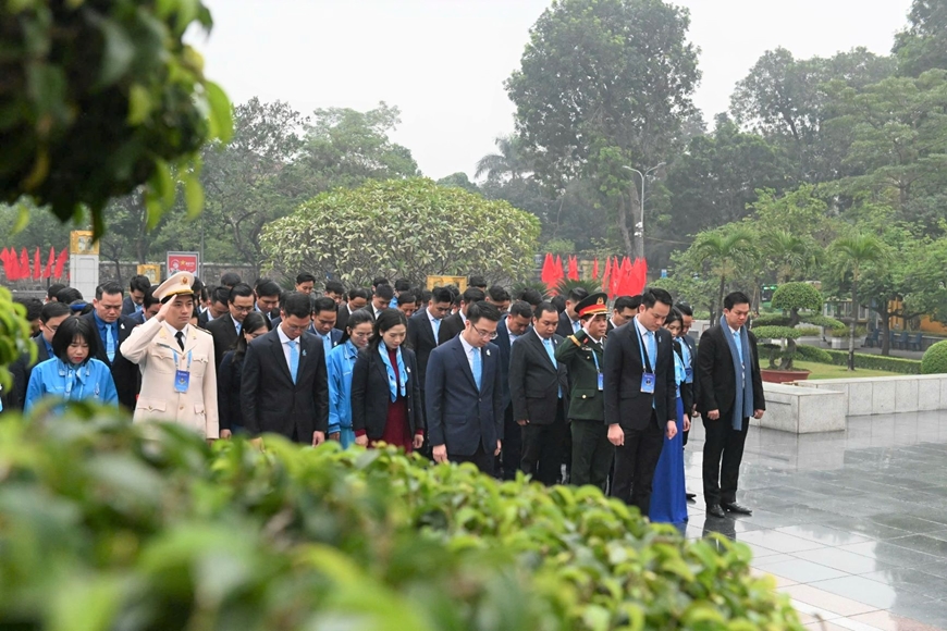 Đại biểu Đại hội toàn quốc Hội Liên hiệp Thanh niên Việt Nam lần thứ IX vào Lăng viếng Bác