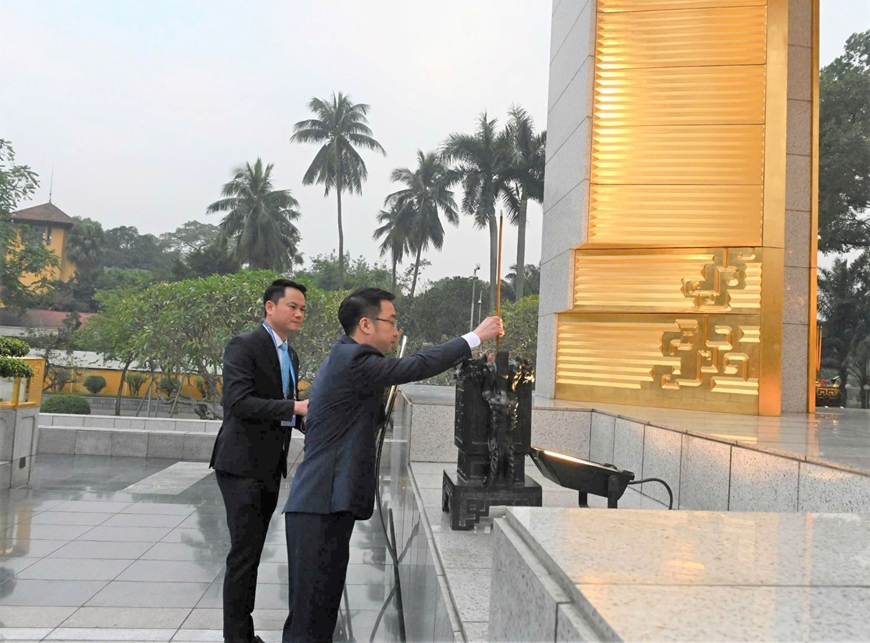 Đại biểu Đại hội toàn quốc Hội Liên hiệp Thanh niên Việt Nam lần thứ IX vào Lăng viếng Bác