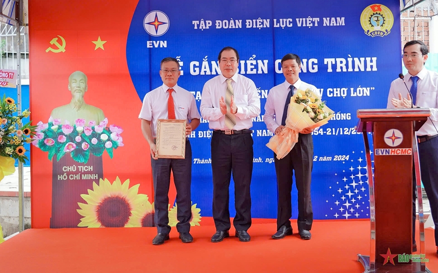 TP Hồ Chí Minh: Gắn biển công trình điện lực chào mừng các ngày lễ lớn