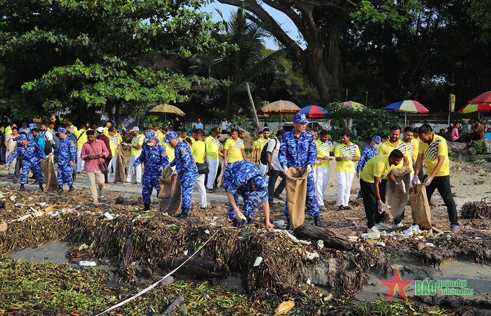 Cảnh sát biển Việt Nam và lực lượng Bảo vệ bờ biển Ấn Độ làm sạch cảnh quan môi trường biển