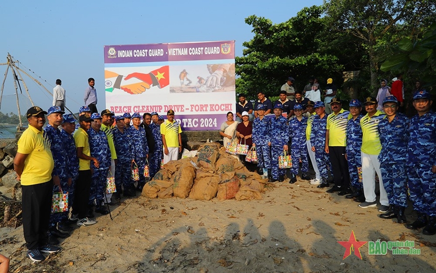 Cảnh sát biển Việt Nam và lực lượng Bảo vệ bờ biển Ấn Độ làm sạch cảnh quan môi trường biển