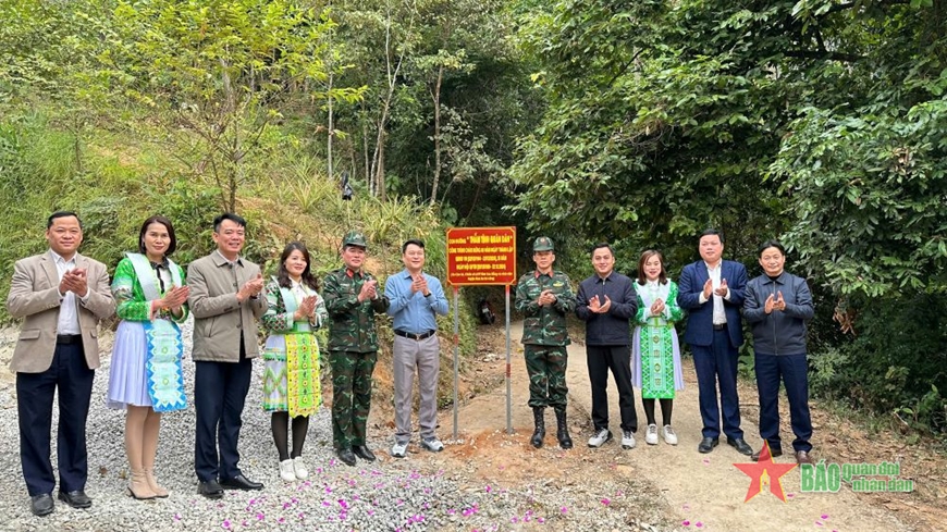 Hòa An: Khánh thành tuyến đường “Thắm tình quân dân” tại xóm Cốc Phia, xã Quang Trung