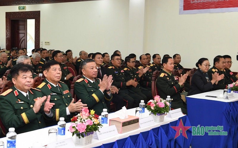 Trao huân, huy chương tặng cựu quân tình nguyện và chuyên gia quân sự Việt Nam giúp cách mạng Lào