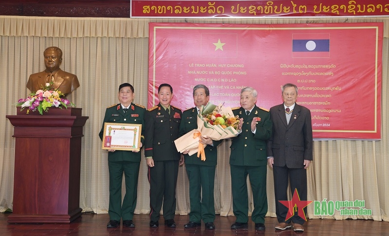 Trao huân, huy chương tặng cựu quân tình nguyện và chuyên gia quân sự Việt Nam giúp cách mạng Lào