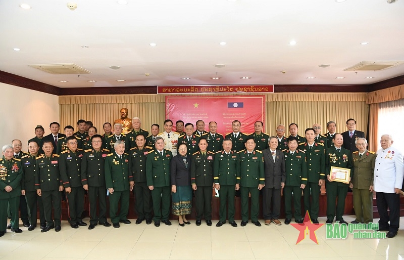Trao huân, huy chương tặng cựu quân tình nguyện và chuyên gia quân sự Việt Nam giúp cách mạng Lào