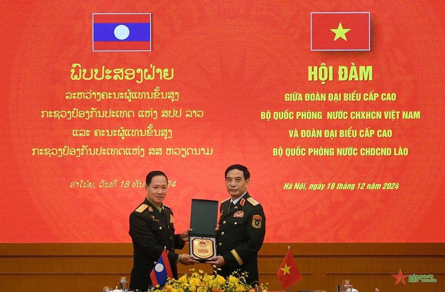 Đại tướng Phan Văn Giang hội đàm với Bộ trưởng Bộ Quốc phòng Lào