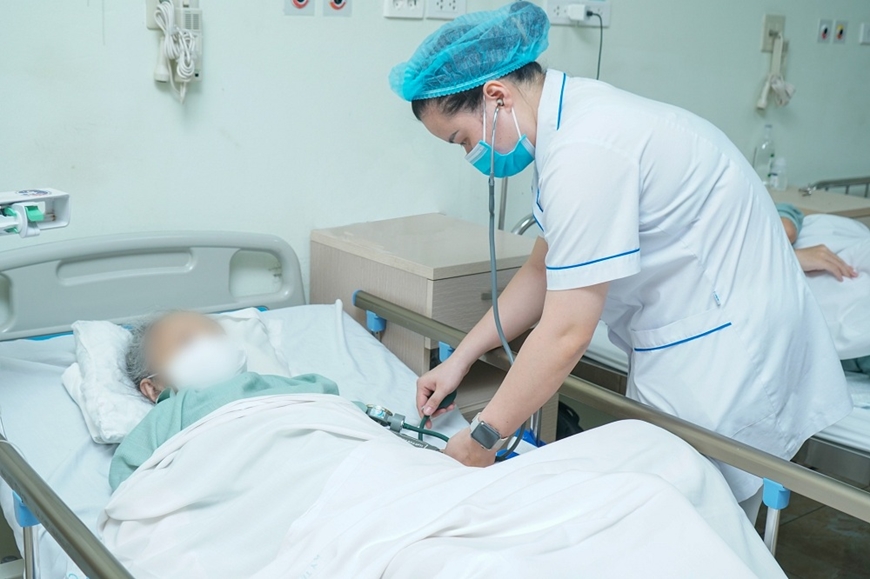 Bệnh viện E: Cấp cứu cụ bà bị thủng dạ dày vì lạm dụng thuốc giảm đau