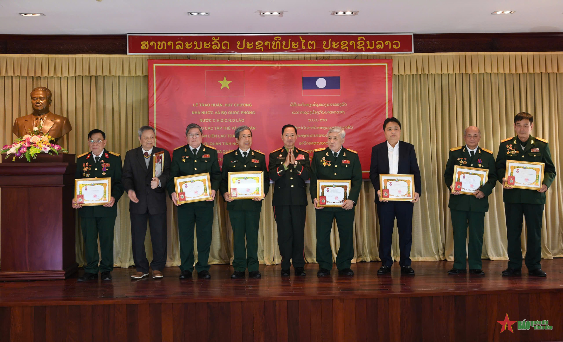 Trao huân, huy chương tặng cựu quân tình nguyện và chuyên gia quân sự Việt Nam giúp cách mạng Lào