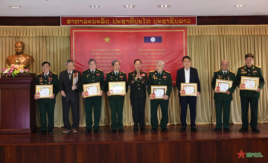 Trao huân, huy chương tặng cựu quân tình nguyện và chuyên gia quân sự Việt Nam giúp cách mạng Lào