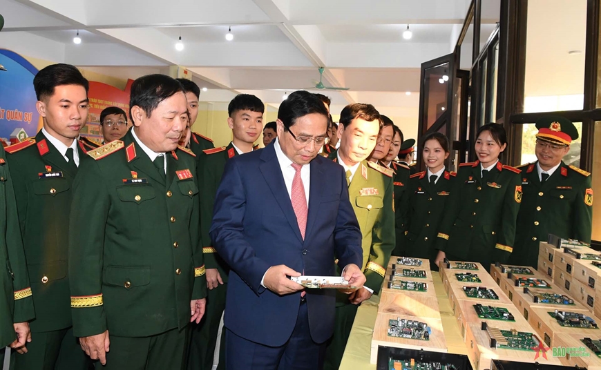 Thủ tướng Chính phủ Phạm Minh Chính thăm và làm việc tại Học viện Kỹ thuật quân sự