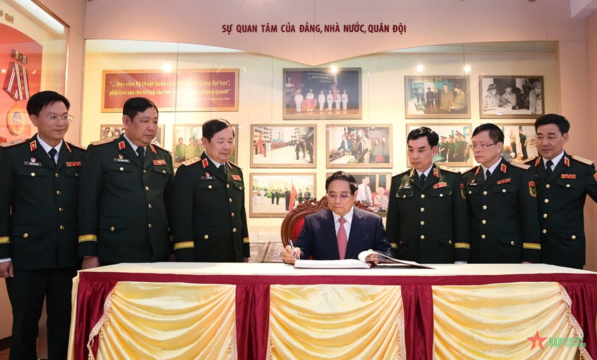 Thủ tướng Chính phủ Phạm Minh Chính thăm và làm việc tại Học viện Kỹ thuật quân sự