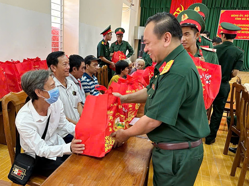 Gắn kết nghĩa tình với nhân dân