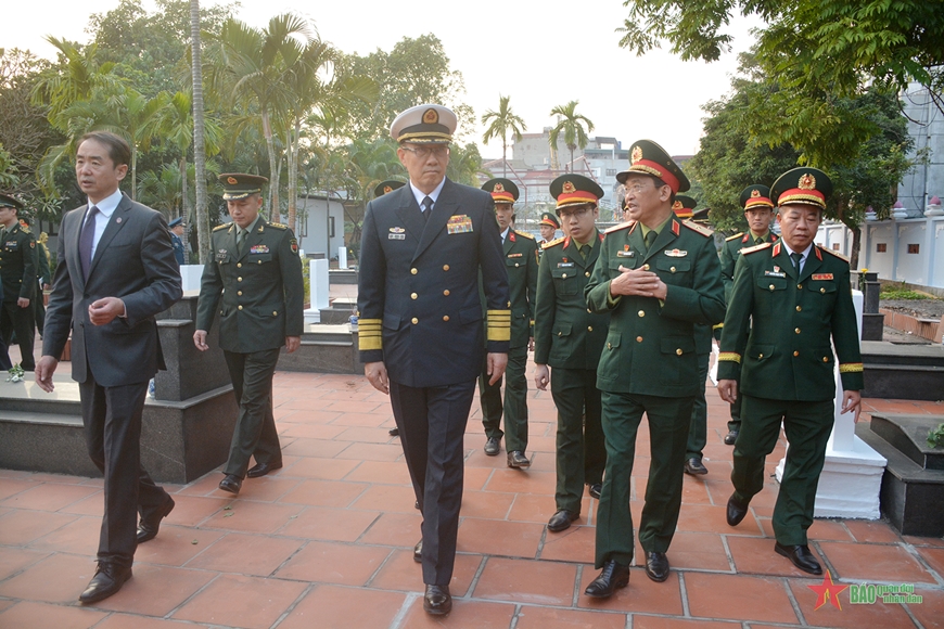 Bộ trưởng Bộ Quốc phòng Trung Quốc viếng nghĩa trang quân nhân, chuyên gia Trung Quốc giúp cách mạng Việt Nam