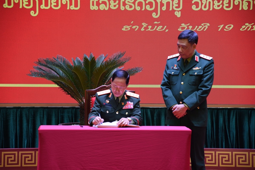 Bộ trưởng Bộ Quốc phòng Lào thăm và nói chuyện tại Học viện Quốc phòng