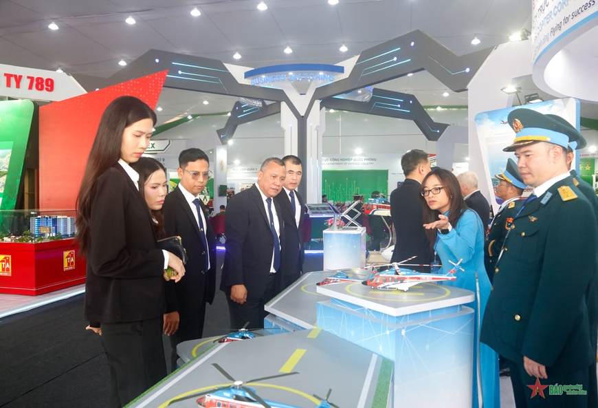 Đoàn đại biểu lực lượng thực thi pháp luật trên biển các nước tham quan Triển lãm Quốc phòng quốc tế Việt Nam 2024