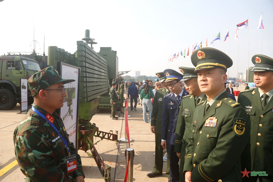 Đoàn đại biểu lực lượng thực thi pháp luật trên biển các nước tham quan Triển lãm Quốc phòng quốc tế Việt Nam 2024