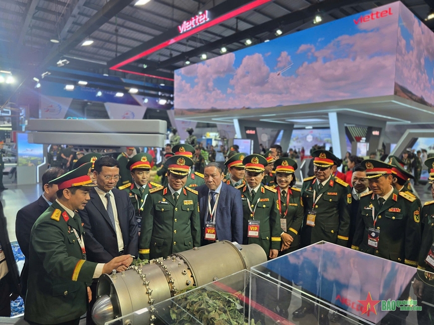 Thủ tướng Phạm Minh Chính tham quan các gian hàng của Triển lãm Quốc phòng quốc tế Việt Nam 2024