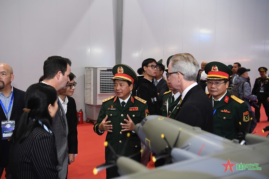 Thủ tướng Phạm Minh Chính tham quan các gian hàng của Triển lãm Quốc phòng quốc tế Việt Nam 2024
