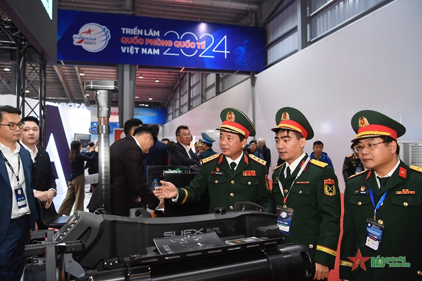 Thủ tướng Phạm Minh Chính tham quan các gian hàng của Triển lãm Quốc phòng quốc tế Việt Nam 2024
